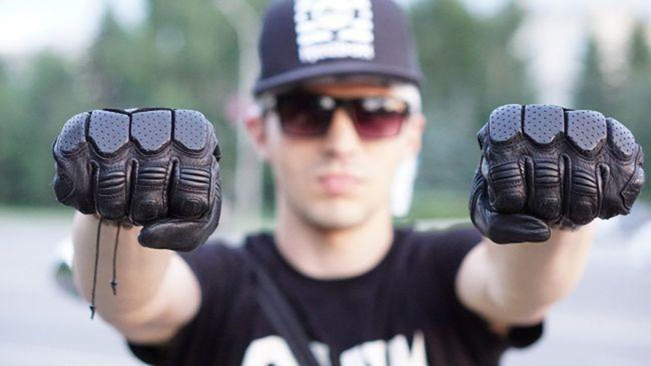 Come vestirsi per andare in moto d'estate