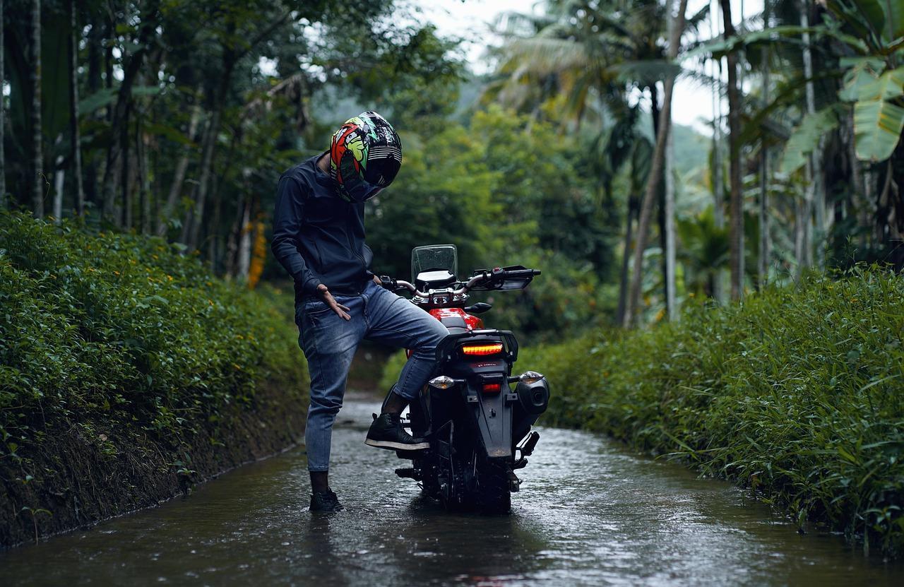 Guidare la moto con la pioggia