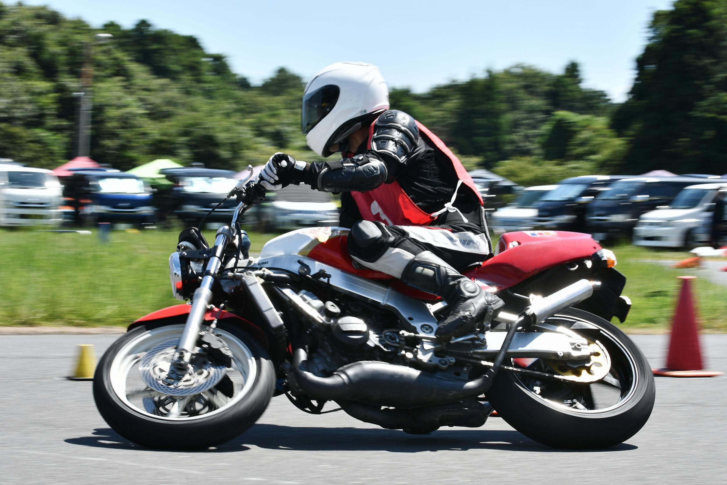 Moto rumorose limiti di decibel
