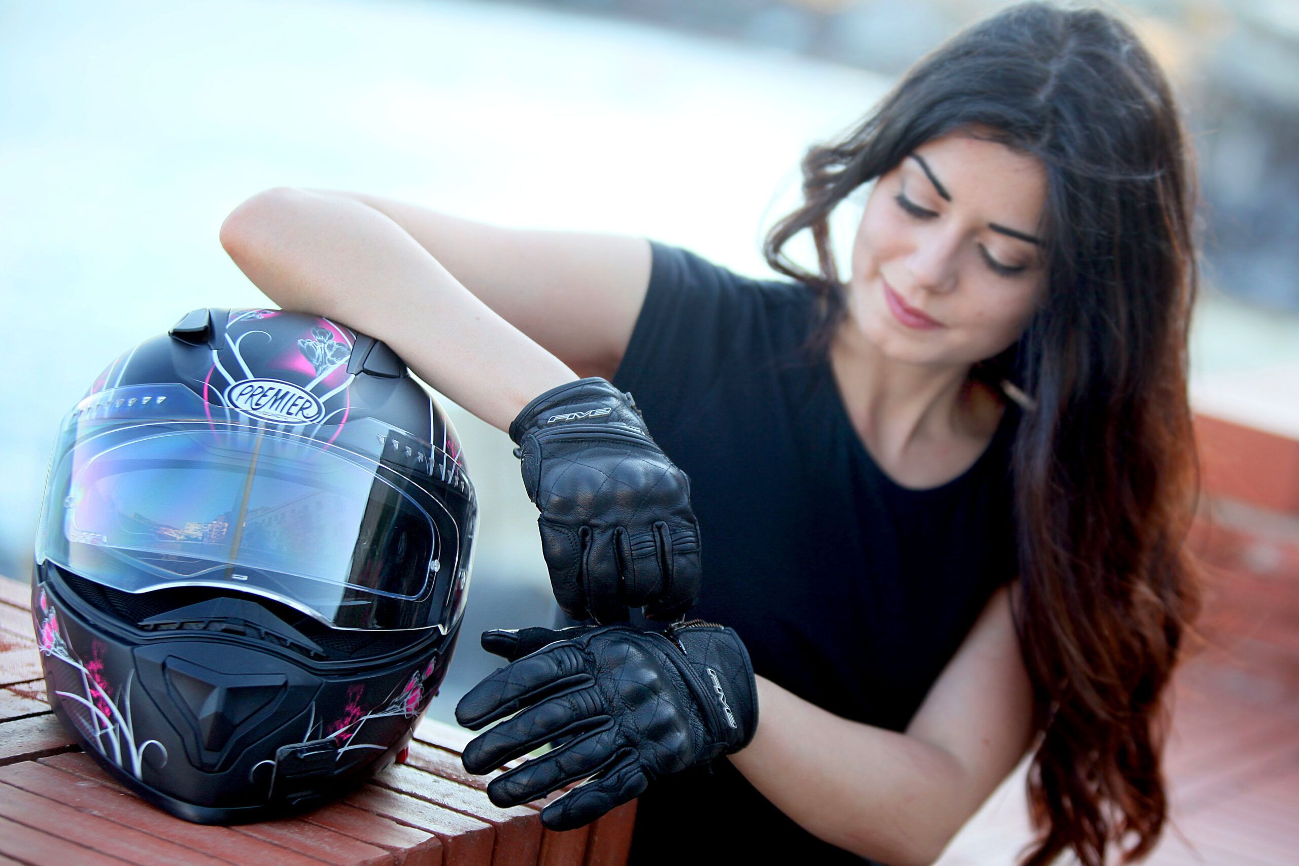 casco da moto premier vyrus vanity dal punto di vista di una donna in sella