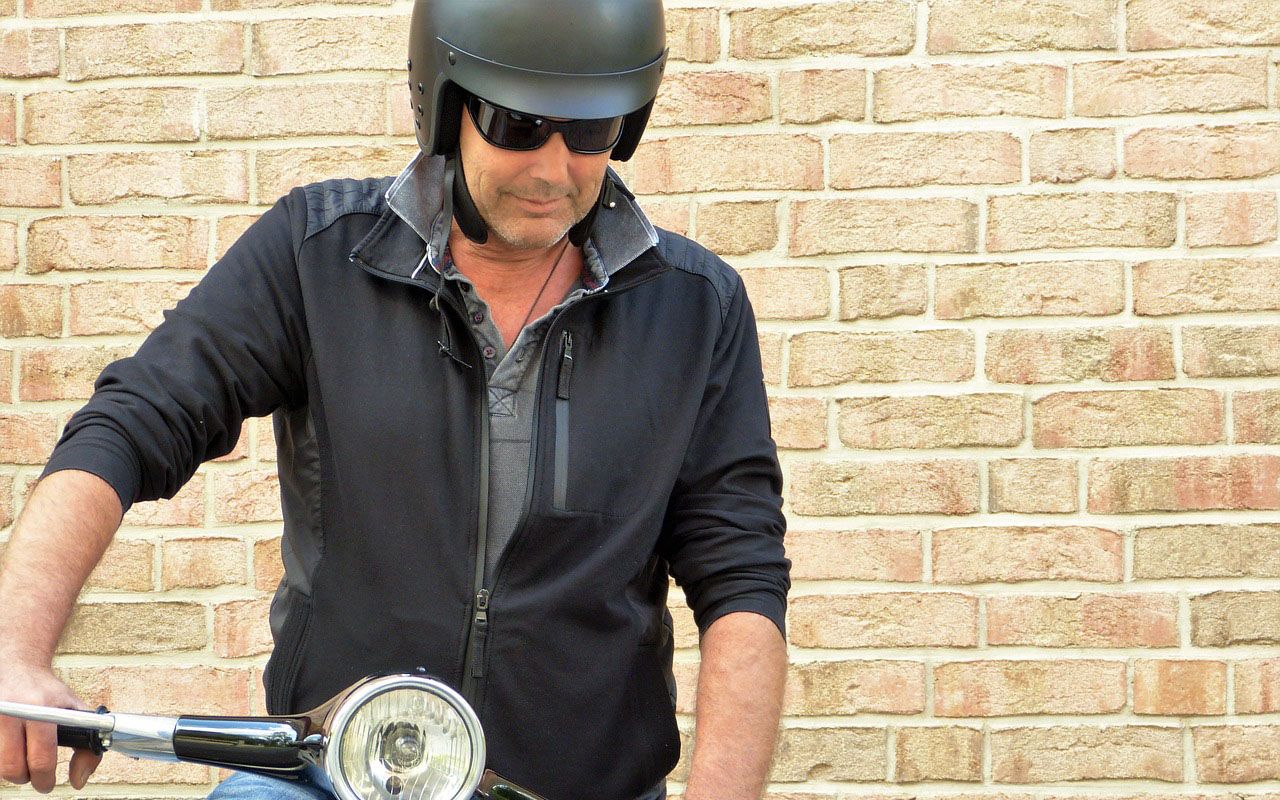 Incidente con casco non omologato, niente risarcimento