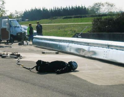 Guard rail per motociclisti, ecco alcuni crash test da youtube