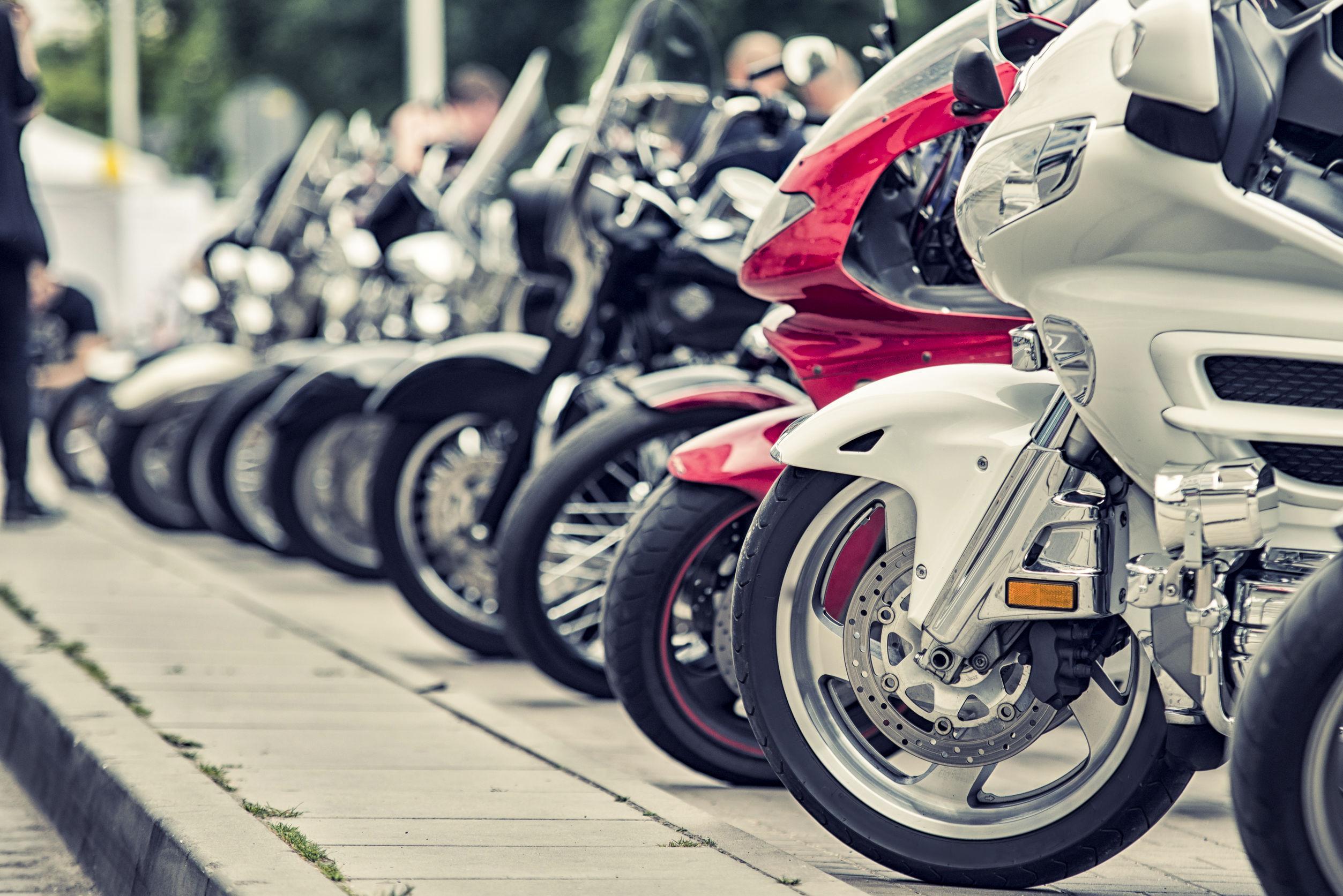 Preventivo assicurazione moto: come usare il comparatore dell’IVASS