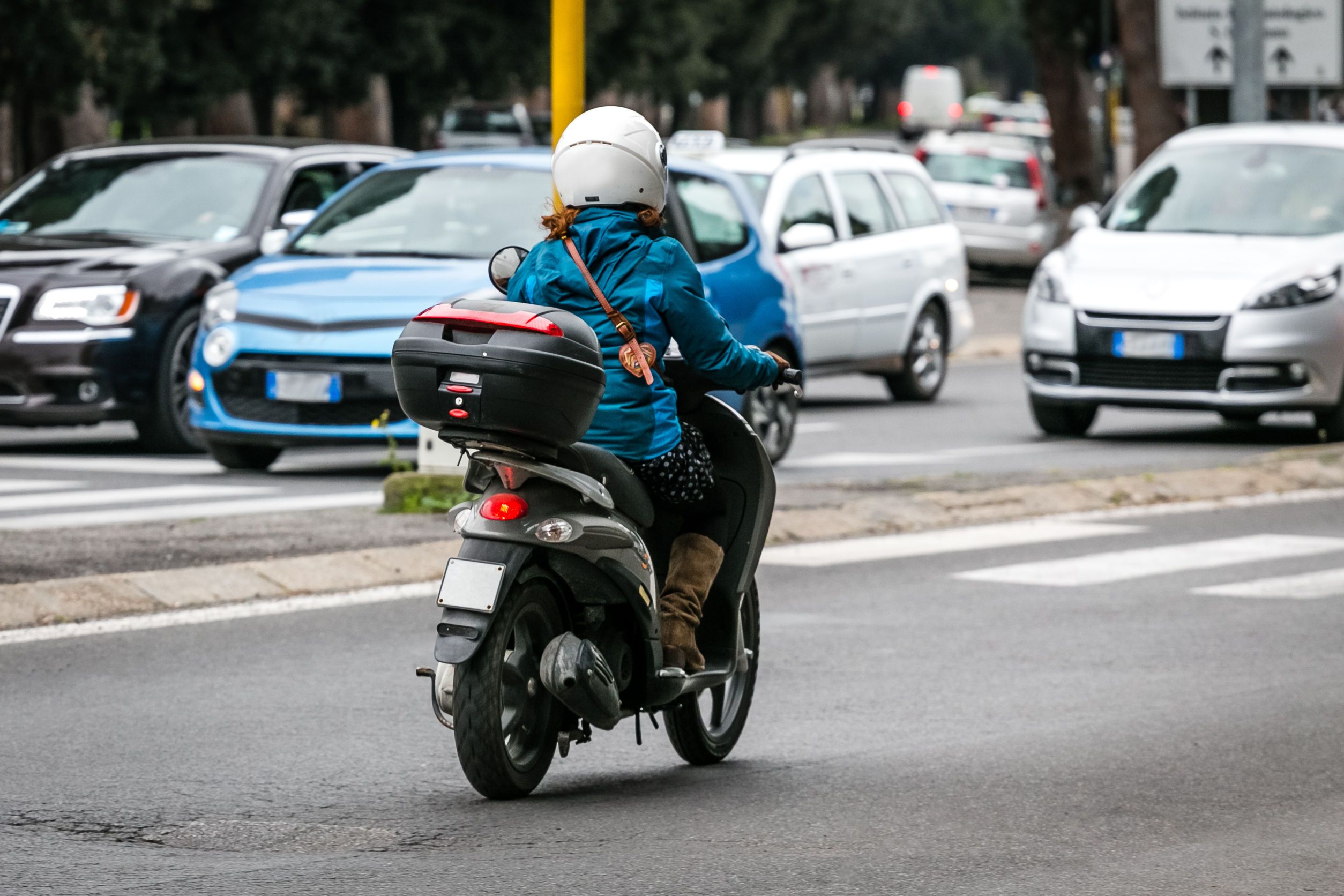 Una moto può superare le auto incolonnate?