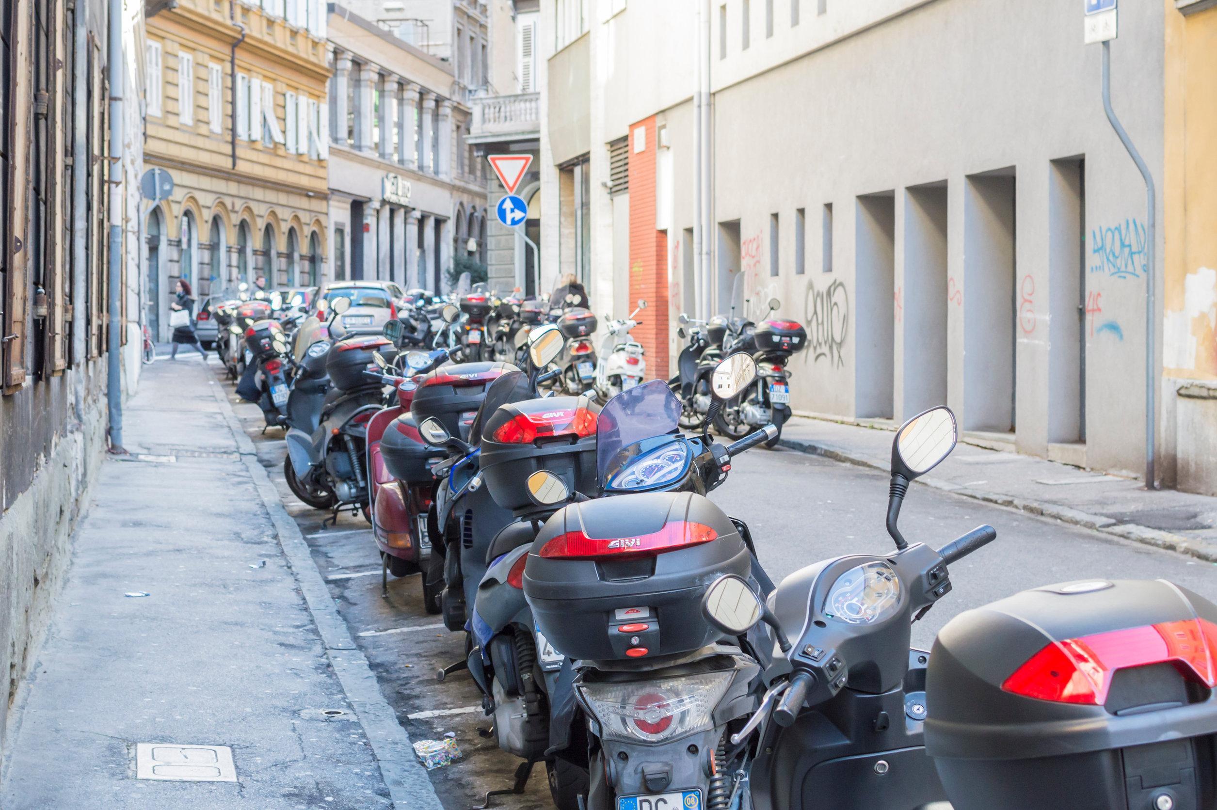 Strisce blu: le moto possono parcheggiare?