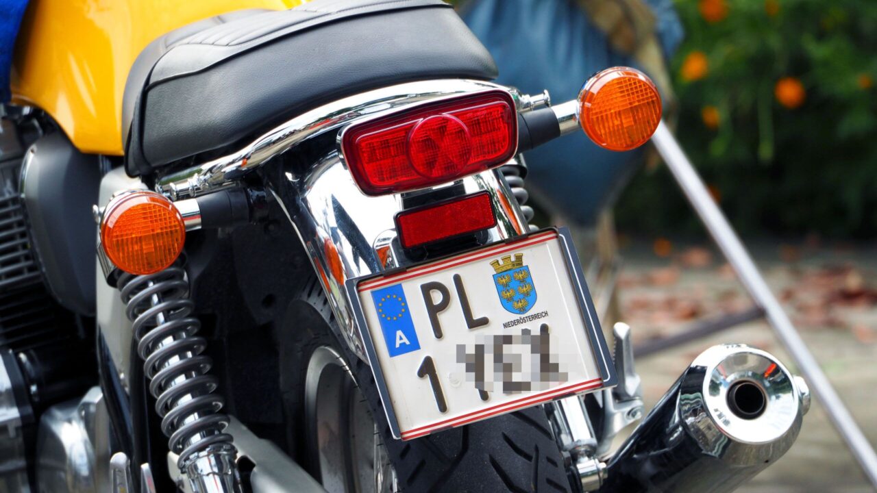 Moto con targa straniera: come funziona e divieti di circolazione