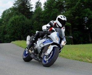 BMW, arriva l’ABS Pro: curve sicure anche per la moto sportiva