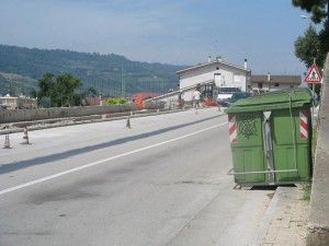 Motociclista cade per cassonetto fuori posto? L’azienda dei rifiuti deve risarcire