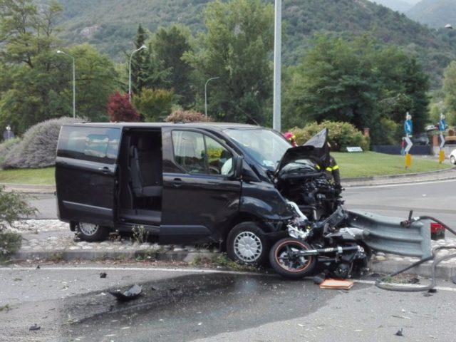 Litigio stradale in Val di Susa: furgone impazzito insegue e travolge una moto