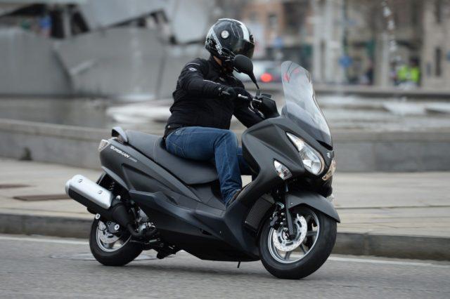 Scooterista evita il pedaggio 1400 volte: beccato