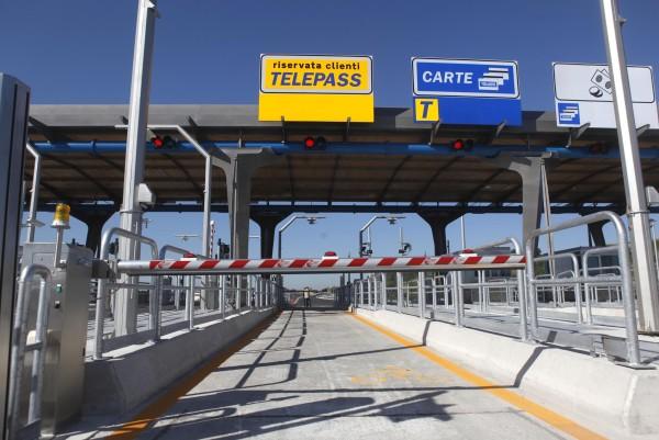 Semaforo rosso al casello per lo sconto in autostrada