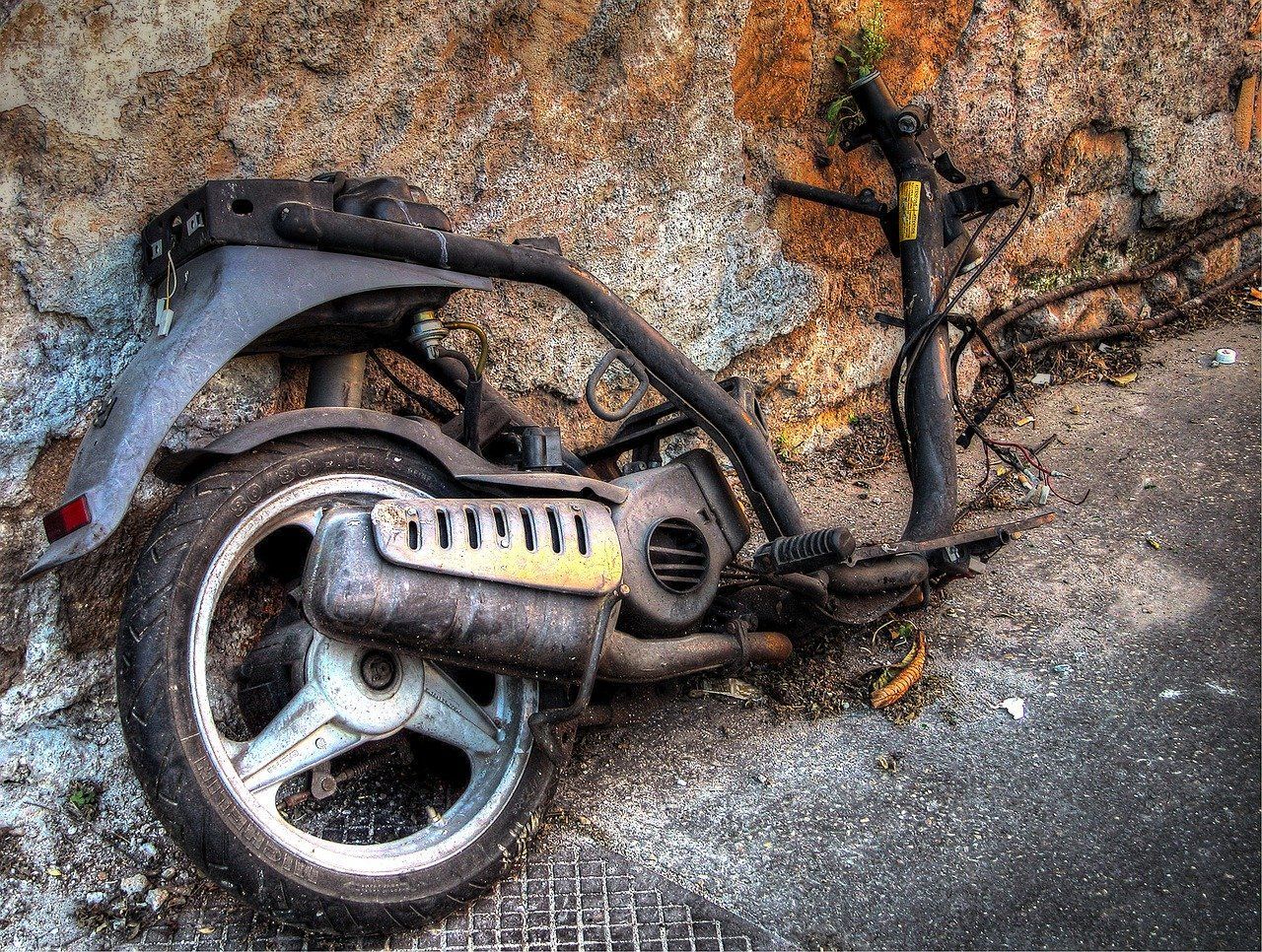 Moto abbandonata in strada: come segnalarla