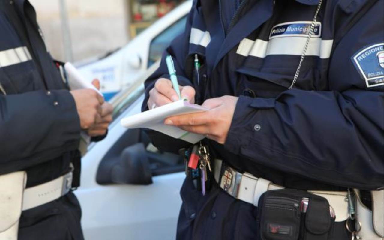 In moto senza casco: le sanzioni per conducente e passeggero