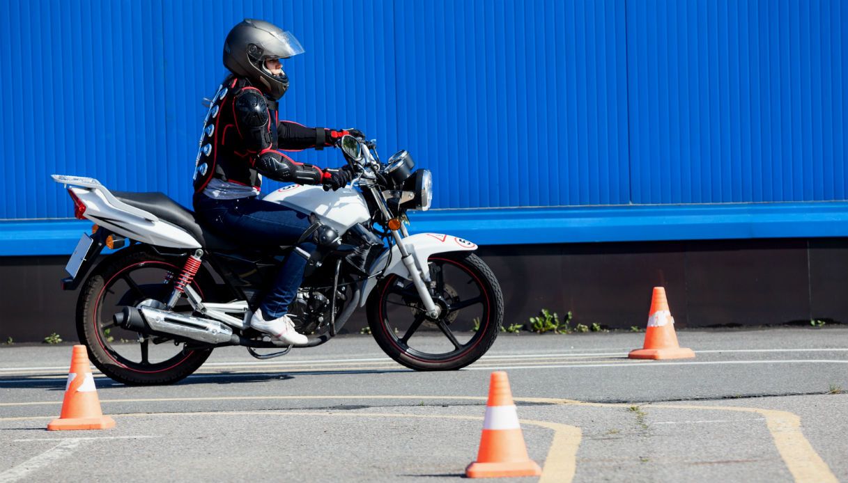 Patente A: IVA al 22% anche sulle lezioni per le moto?