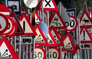 Sicurezza stradale: in Italia metà della segnaletica è fuorilegge e causa incidenti