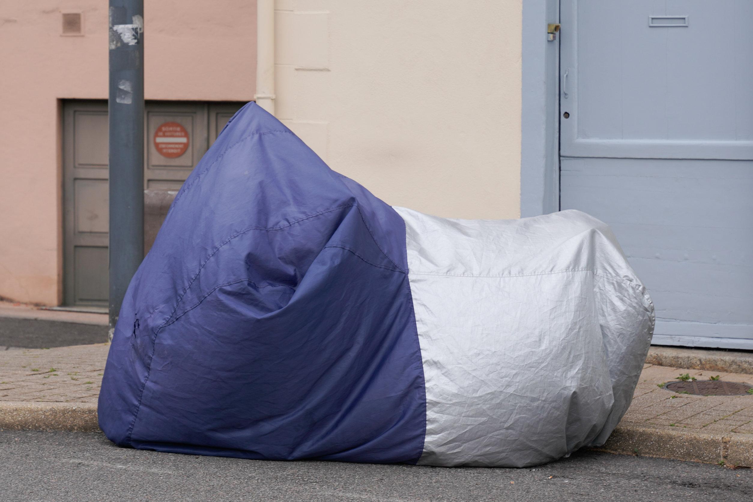 Moto coperta da un telo in strada: è legale?