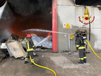 Incendio alla Bottecchia Cicli: in fiamme il magazzino batterie