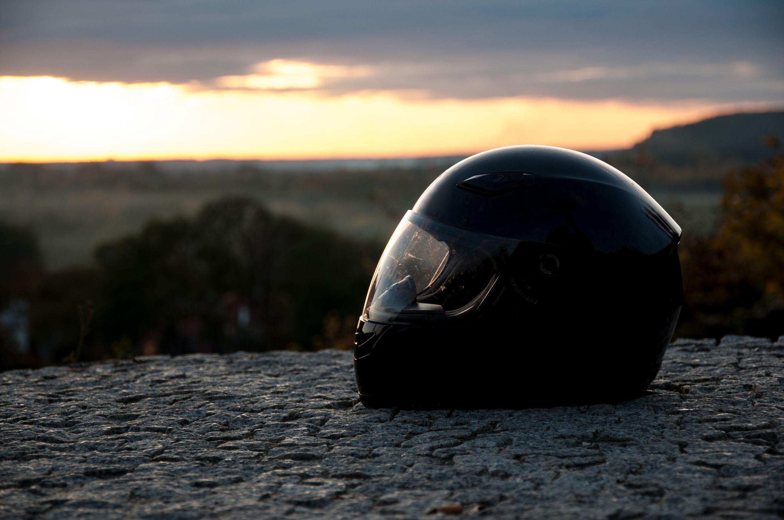 Come portare un secondo casco in moto?
