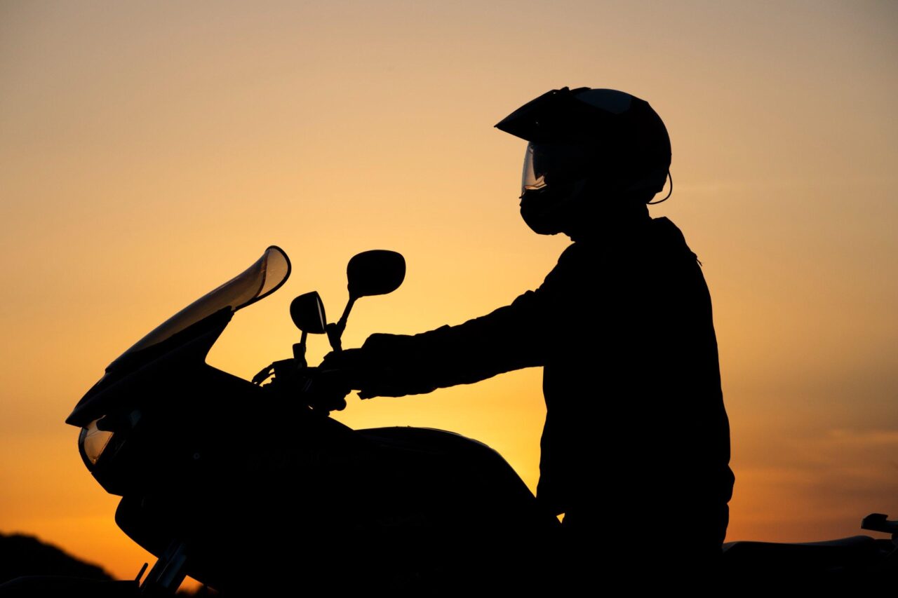 Come affrontare il caldo in moto: i consigli del medico