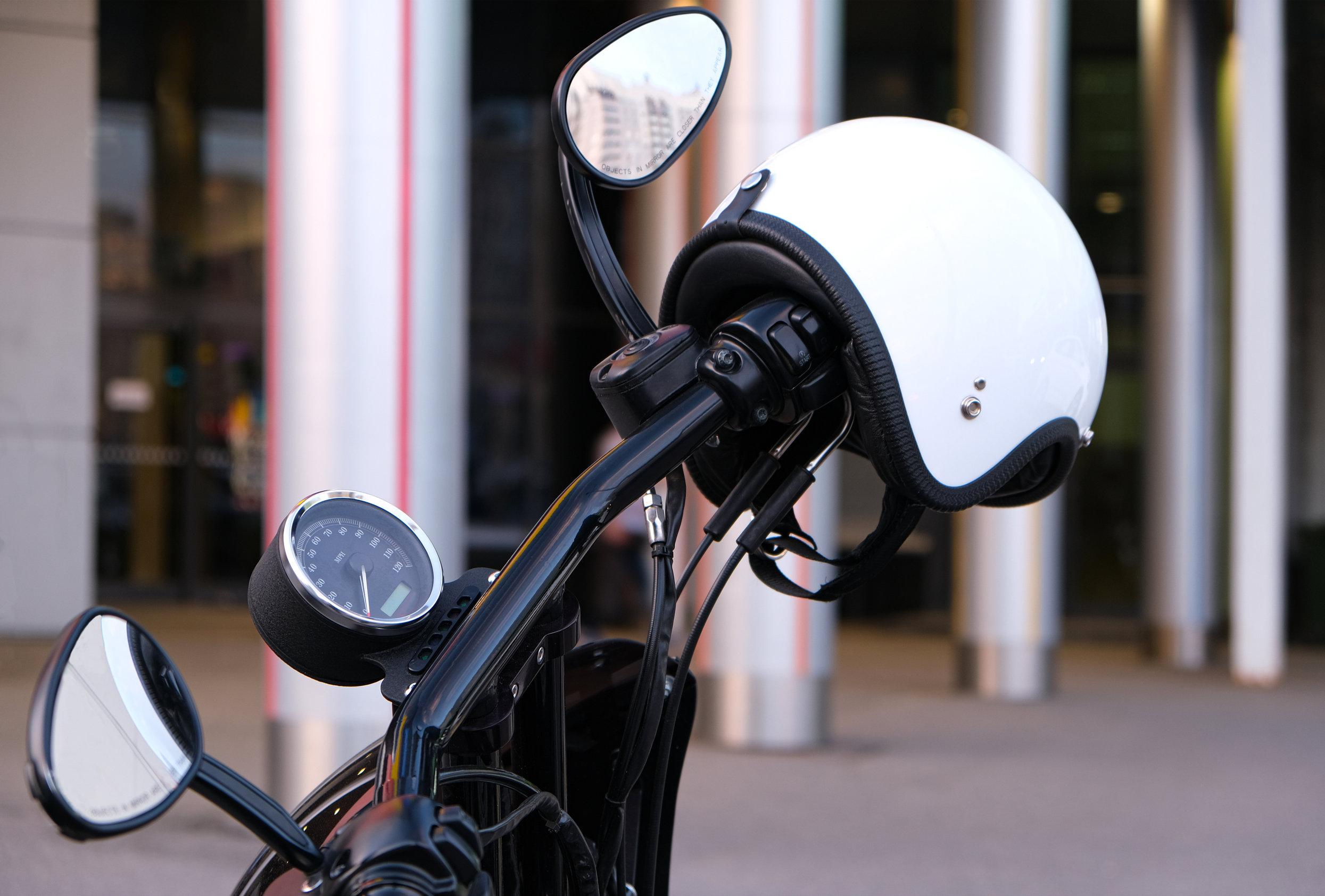 Moto senza specchietti: può circolare?