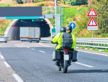 Benzina e autostrade: nel 2023 viaggiare in moto costa di più