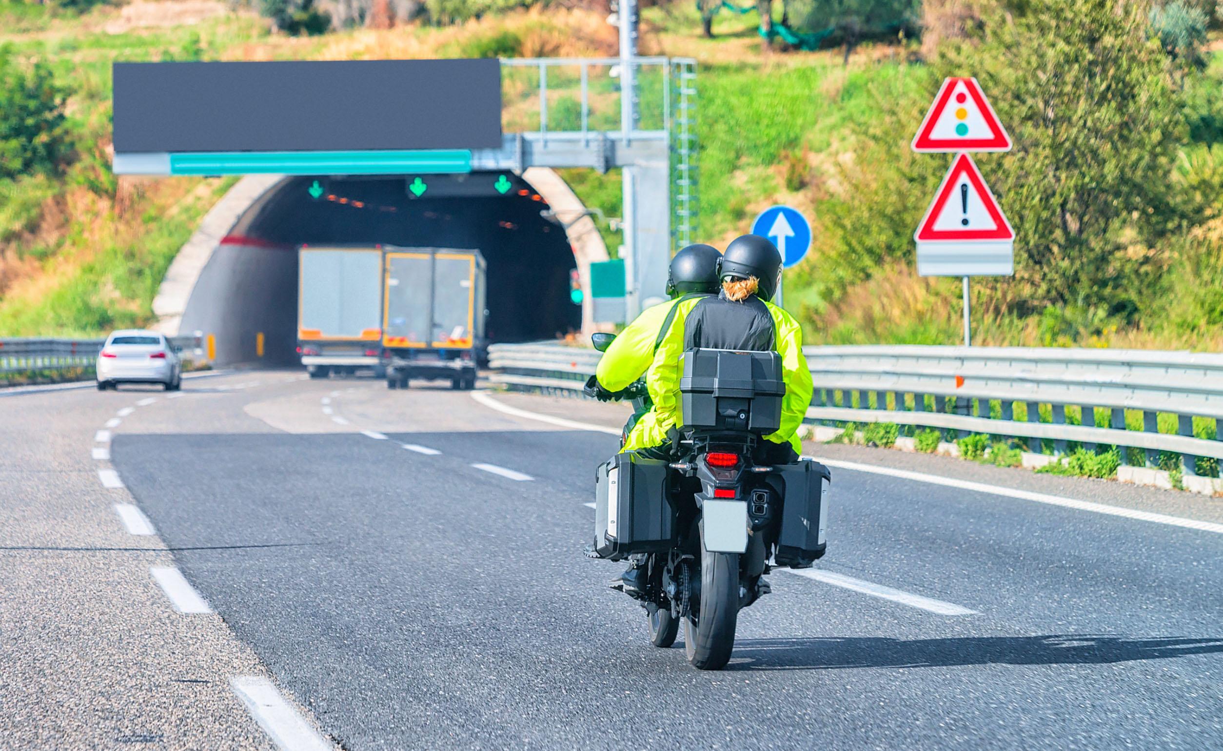 Benzina e autostrade: nel 2023 viaggiare in moto costa di più