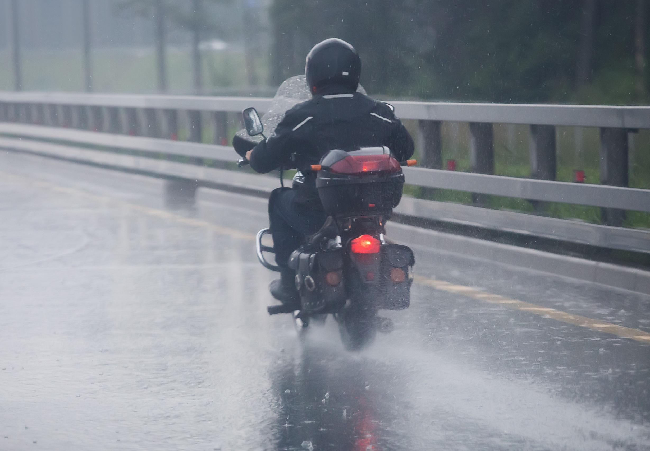 Guidare la moto con la pioggia