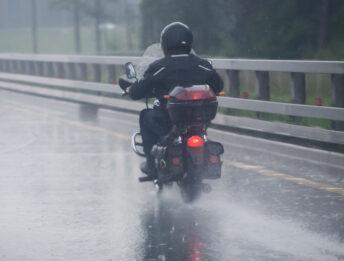 Guidare la moto con la pioggia: come farlo in sicurezza
