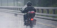 Motociclista sotto la pioggia