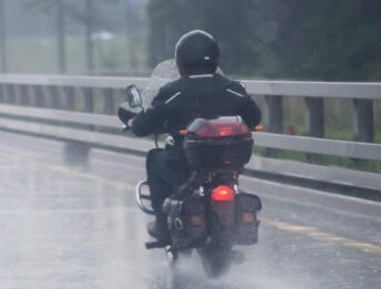 Guidare la moto con la pioggia: come farlo in sicurezza