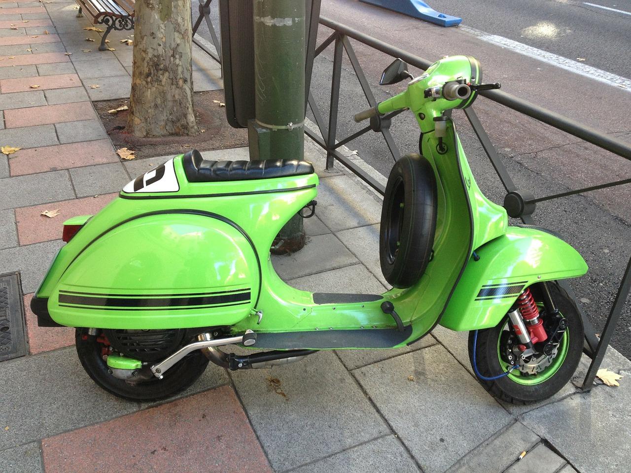Sosta moto sul marciapiede: quando è permessa?