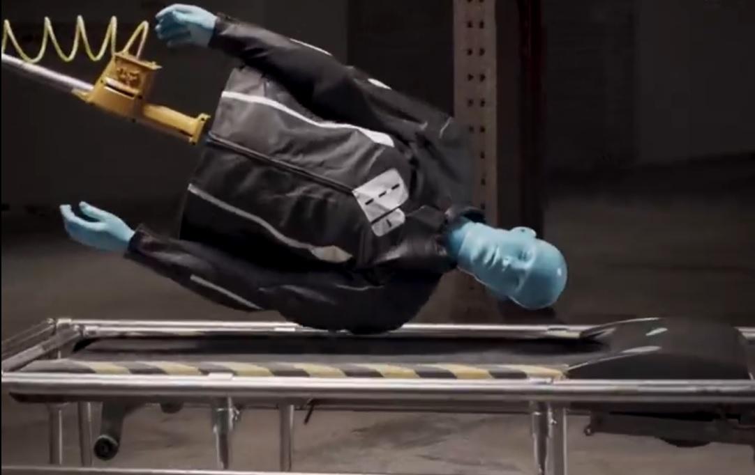 Abbigliamento moto e resistenza all’abrasione: i test estremi sino alla pelle