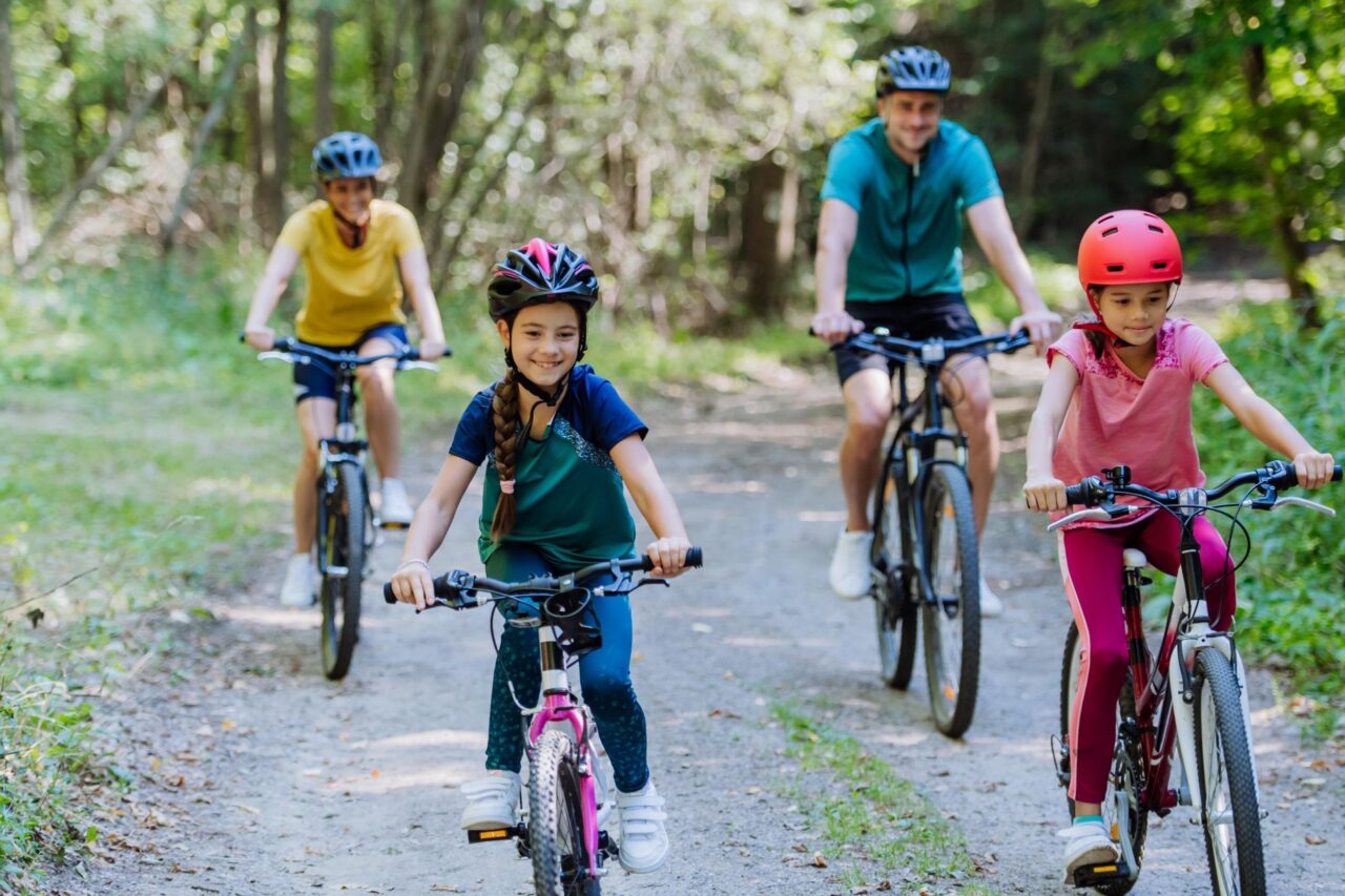 Portare una persona sulla canna della bici: cosa dice la legge?