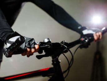Test luci LED per bici: ecco le più sicure secondo il TCS