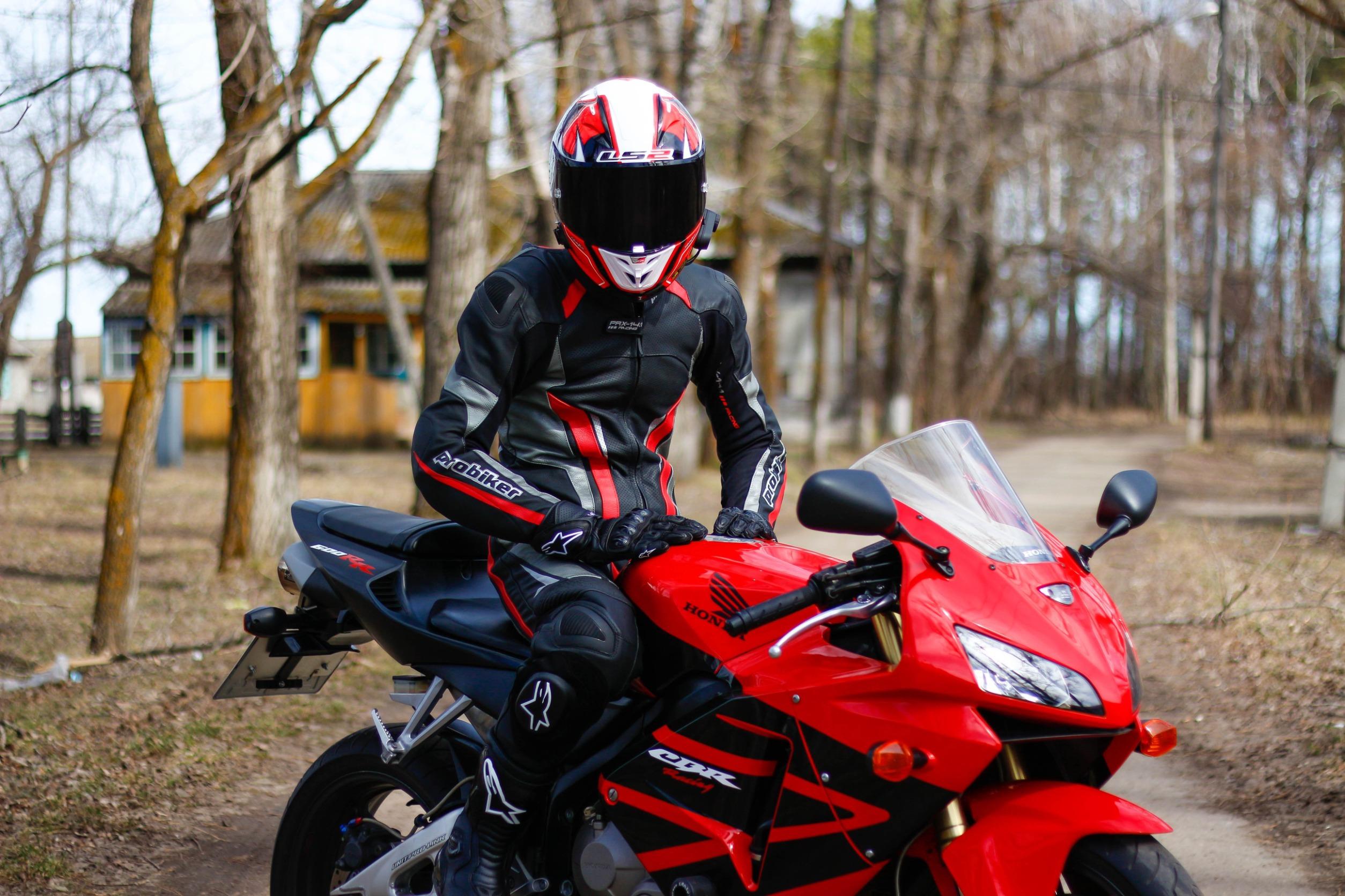 Casco integrale e guanti diventano obbligatori in Spagna