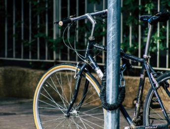 Bici legata a un palo: si può essere multati?