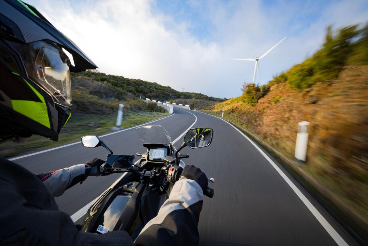 Guidare la moto con forte vento laterale: consigli per la sicurezza