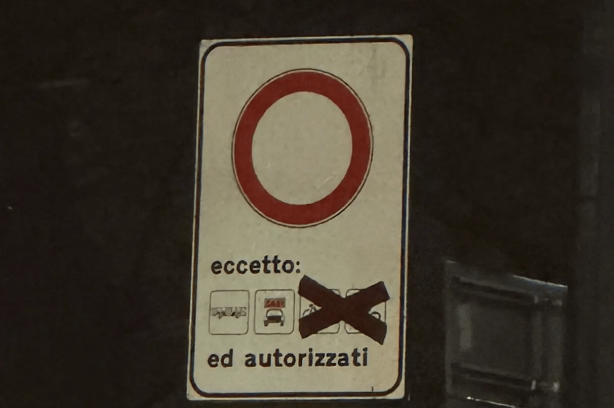 Scotch su segnale stradale a Milano