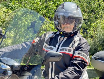 Abbigliamento tecnico moto: perché devi metterlo anche d’estate