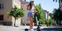 Ragazza su monopattino